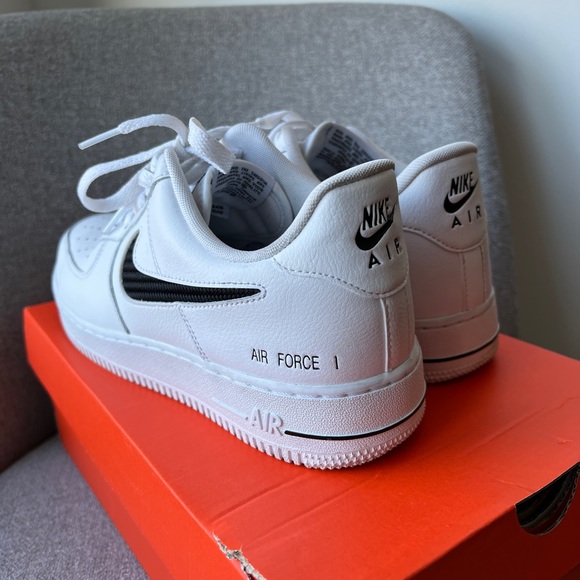 Nike Air Force 1 LowCut Out Swoosh - MENS 8.5 - Picture 4 of 6